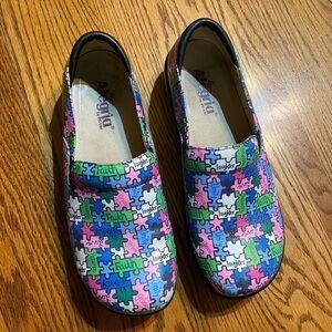 Alegria Keli PRO All Together Now Clogs- 40 Autism Awareness Clogs